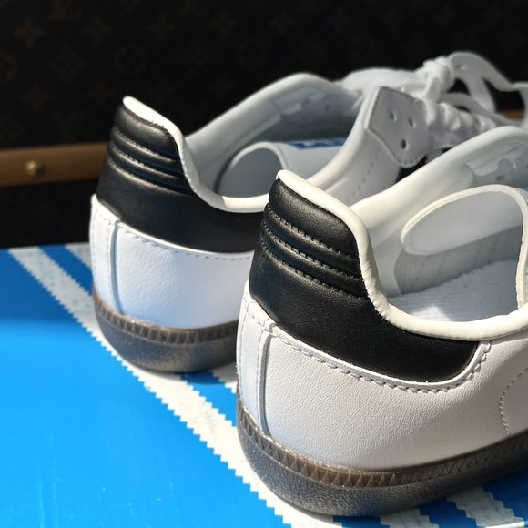 Adidas Clover Women's Shoes - Picture 4 of 9